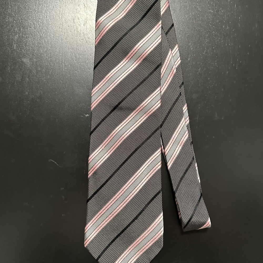 Elegant Gucci Striped Gray and Pink Tie